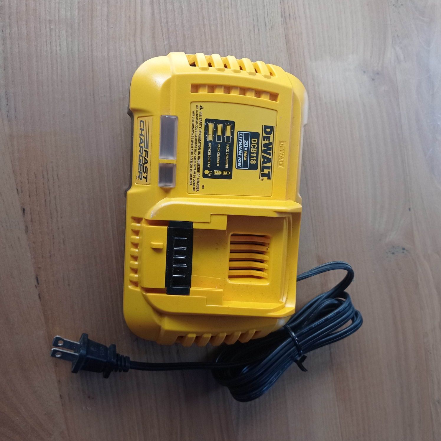 Зарядний пристрій DeWalt DCB118 20 V Max оригінал