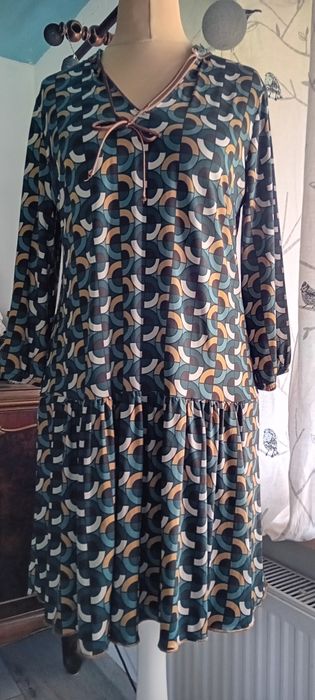 Sukienka przed kolano S/M.