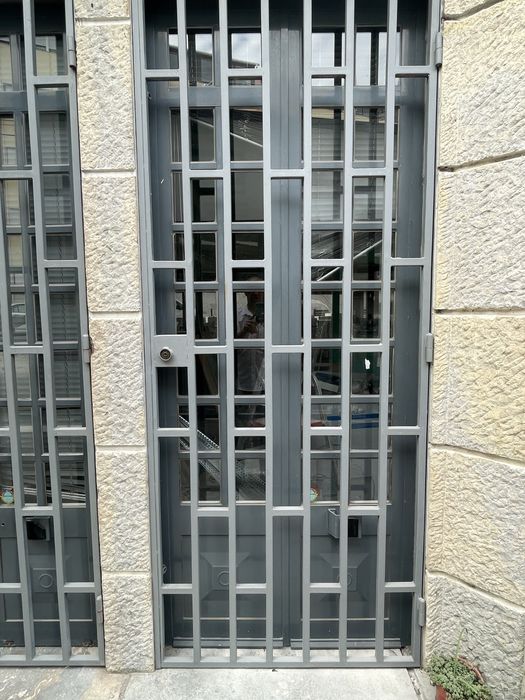 Grades em ferro e portas em aluminio