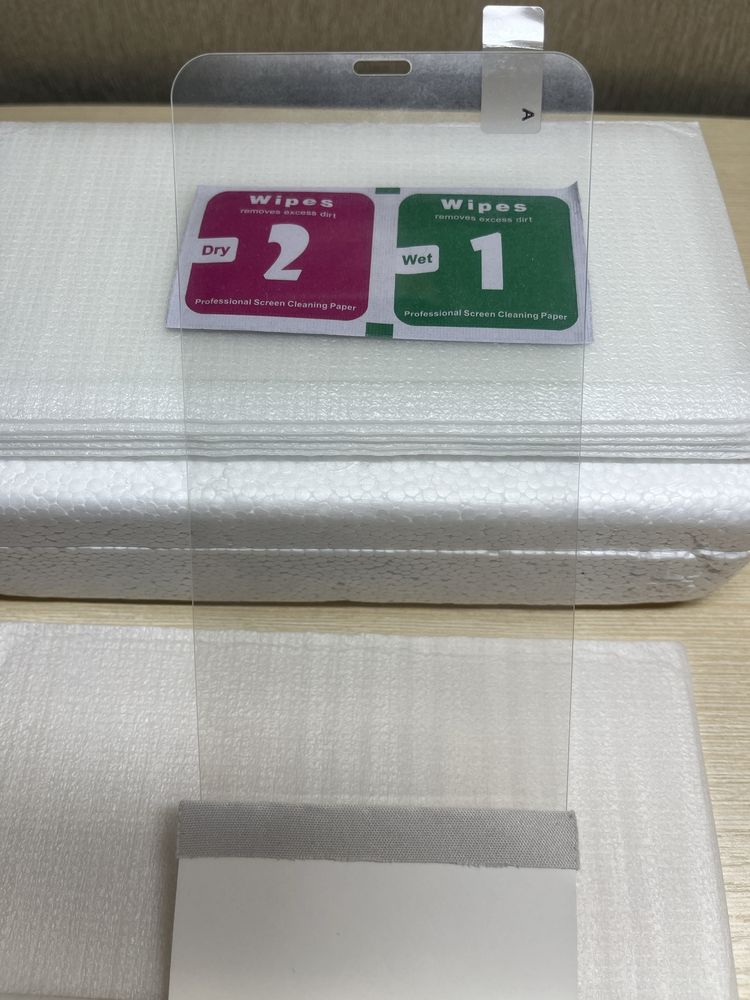 Продам чехлы и защитное стекло на iPhone 11 Pro Max