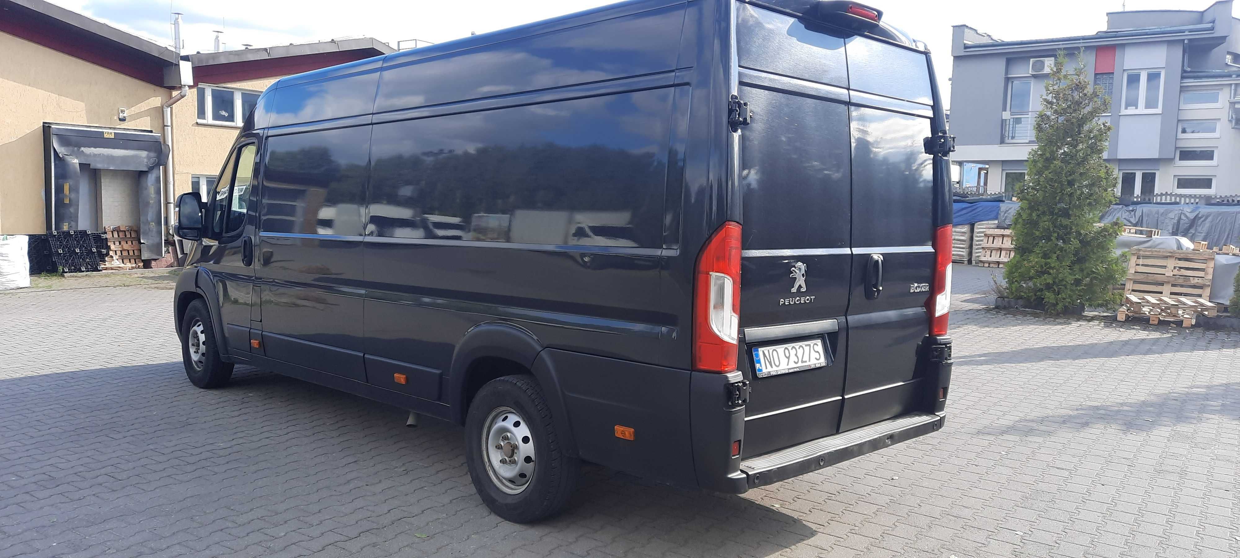 Wynajem, wypożyczalnia samochodu, busa lub skrzynia z plandeką.