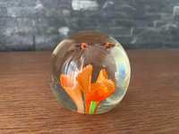 Szklana kula przycisk do papieru kolorowe szkło pęcherzyki  owady 7 cm
