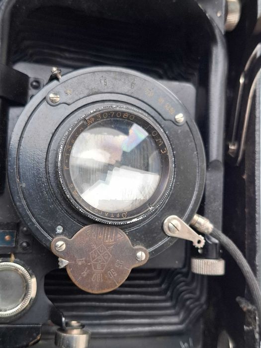 Фотоаппарат старый с касетами.