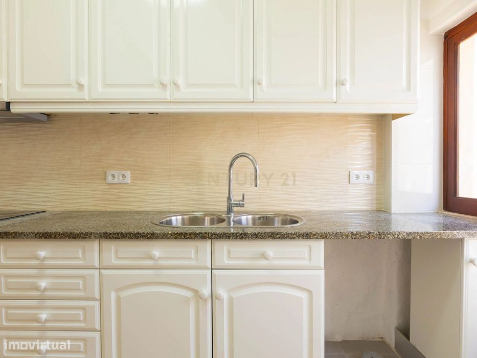 T1 Renovado em Oeiras com Vista para a Cidade