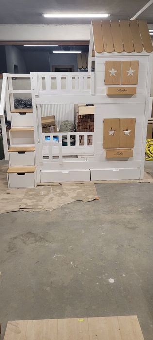 Łóżko piętrowe domek