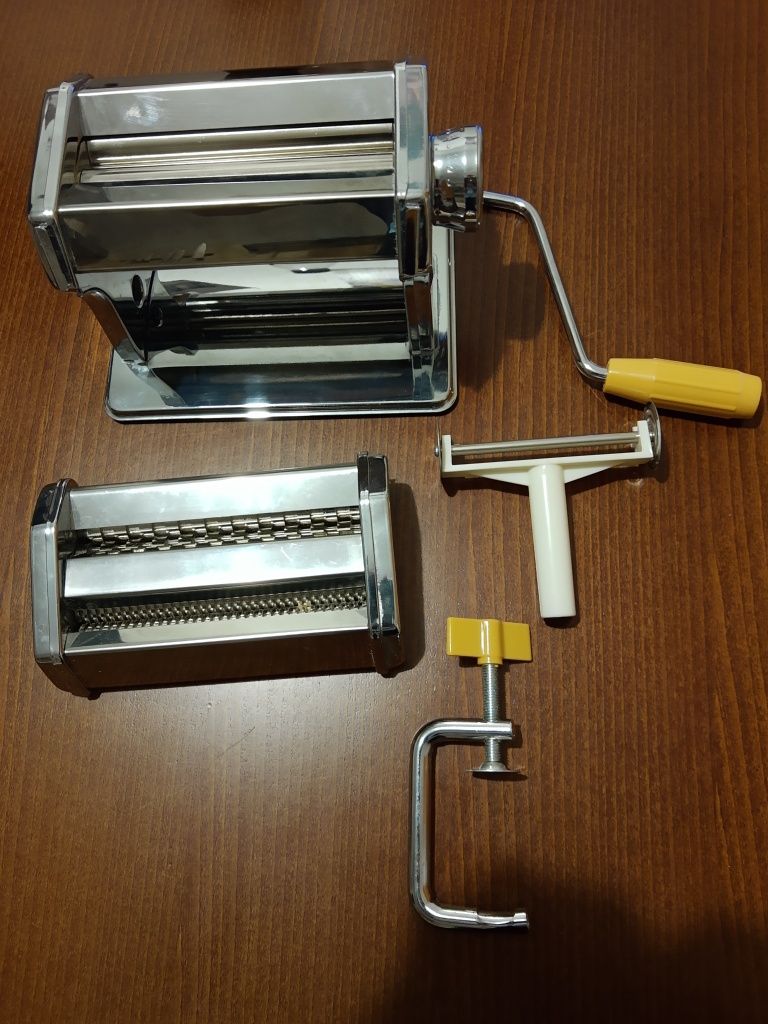 Maszynka do wyrobu makaronu i spaghetti i przystawka do ravioli
