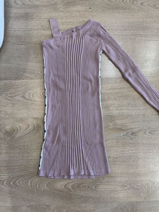 Платье с отркытым плечом River Island