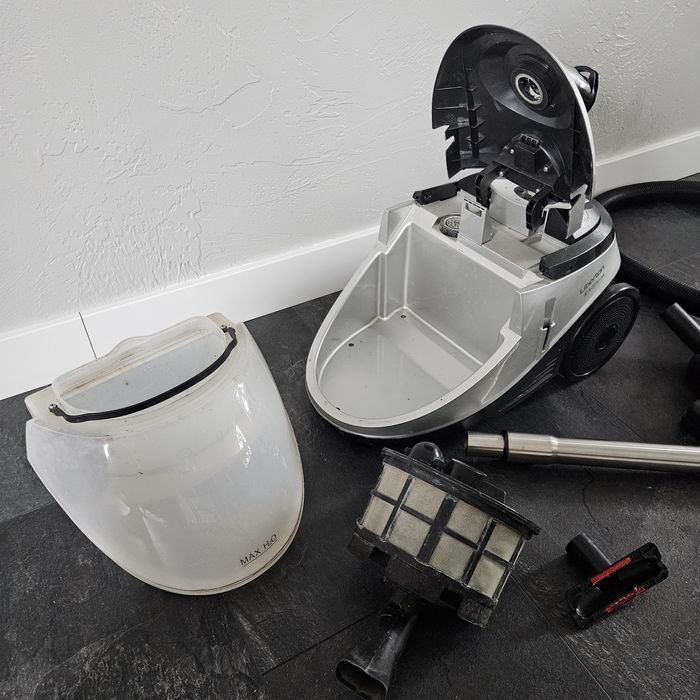 Пилосос без мішка з аква фільтром LIBERTON LVCW 4216 Silver Aqua 
Пило