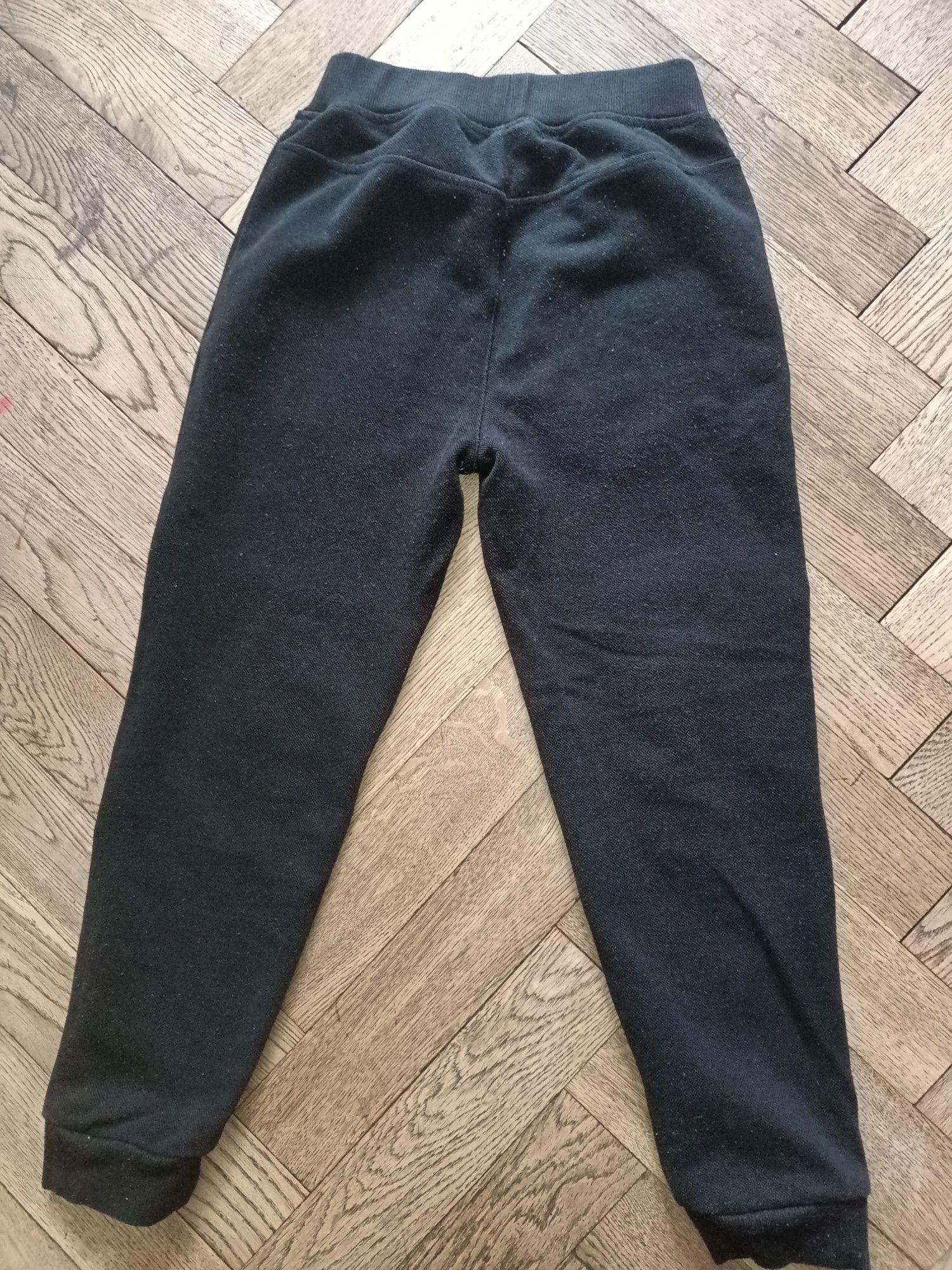 Czarne dresy spodnie dresowe Dunnes Stores 122/128 dla chłopca