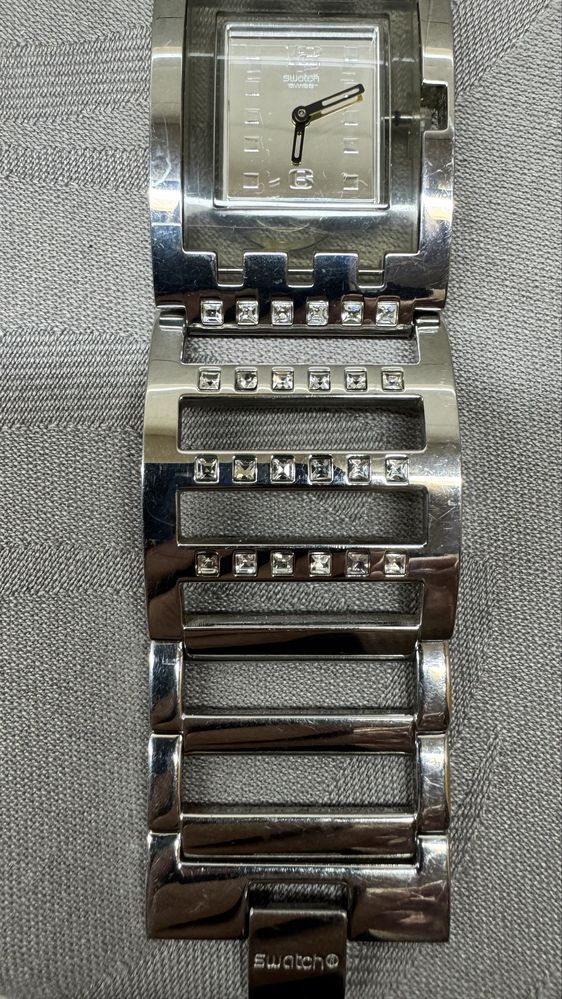 Relogio senhora Swatch com cristais na pulseira