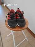 Ténis Adidas pretos e vermelhos