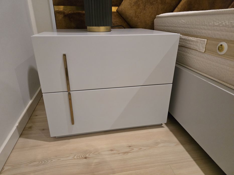 Cama de casal e mesinhas