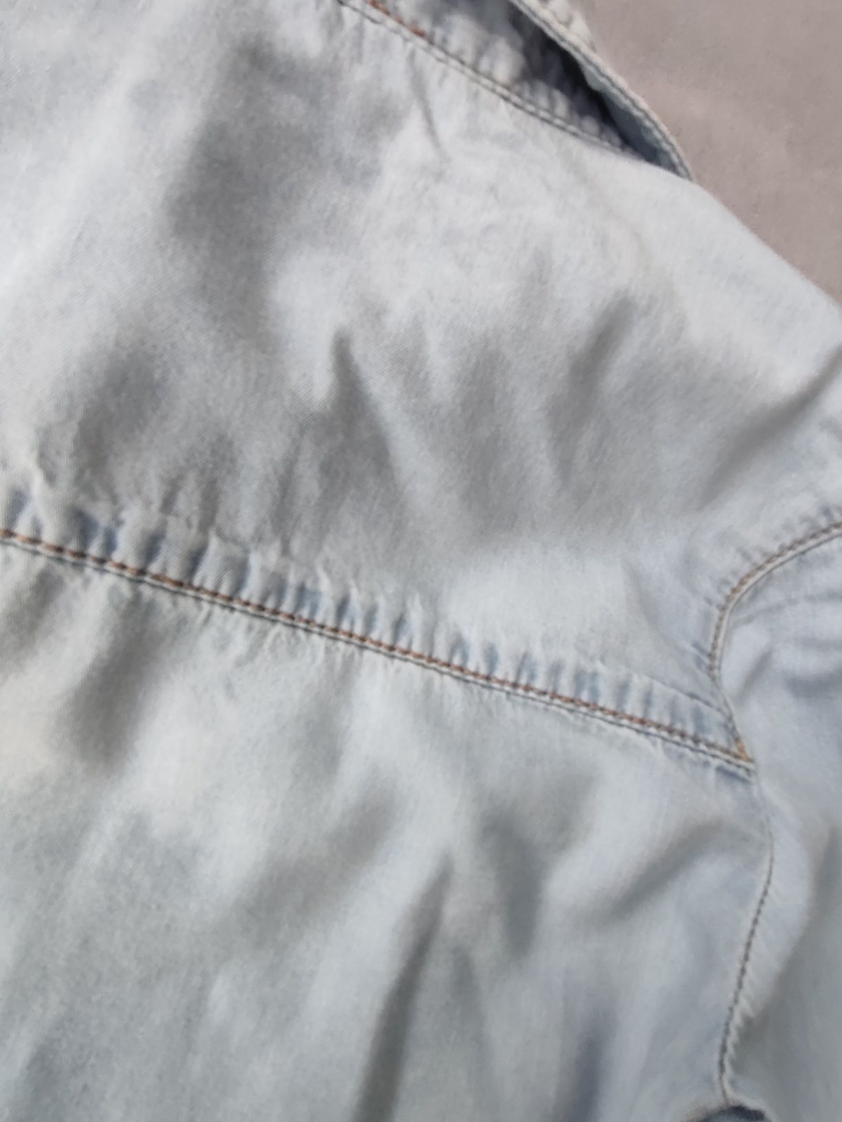 Jeansowa jasnoniebieska rozpinana koszula z długim rękawem 128 Zara