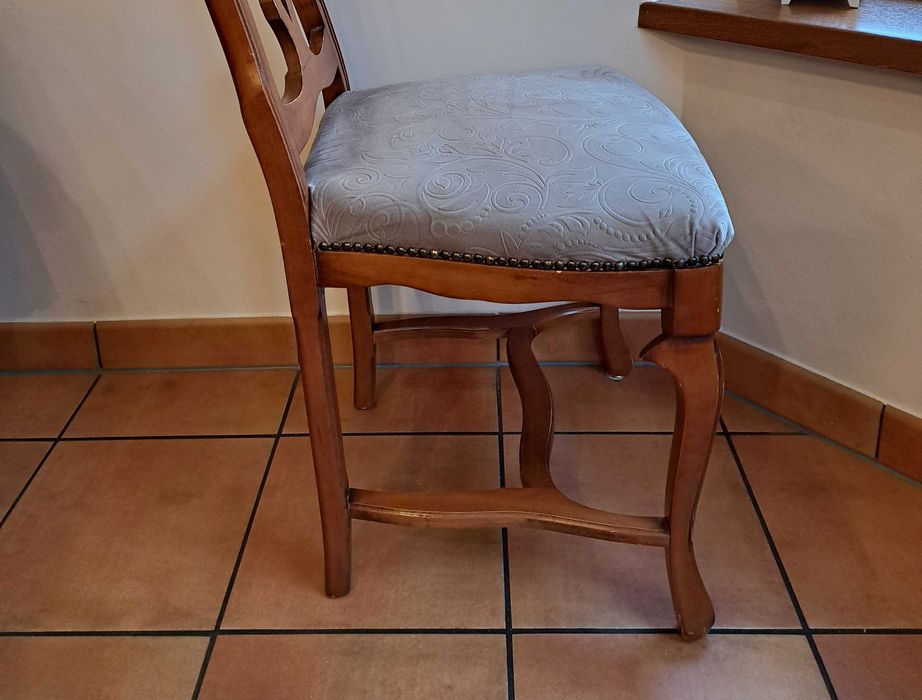 Komplet krzeseł do salonu