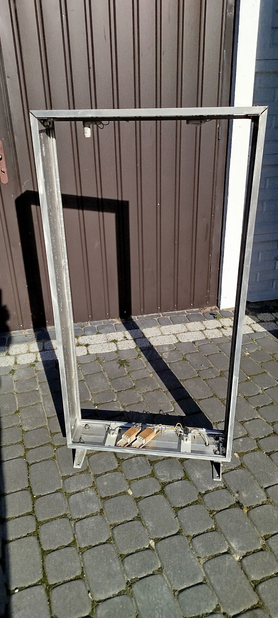 Reklama świetlna wykonana z aluminium