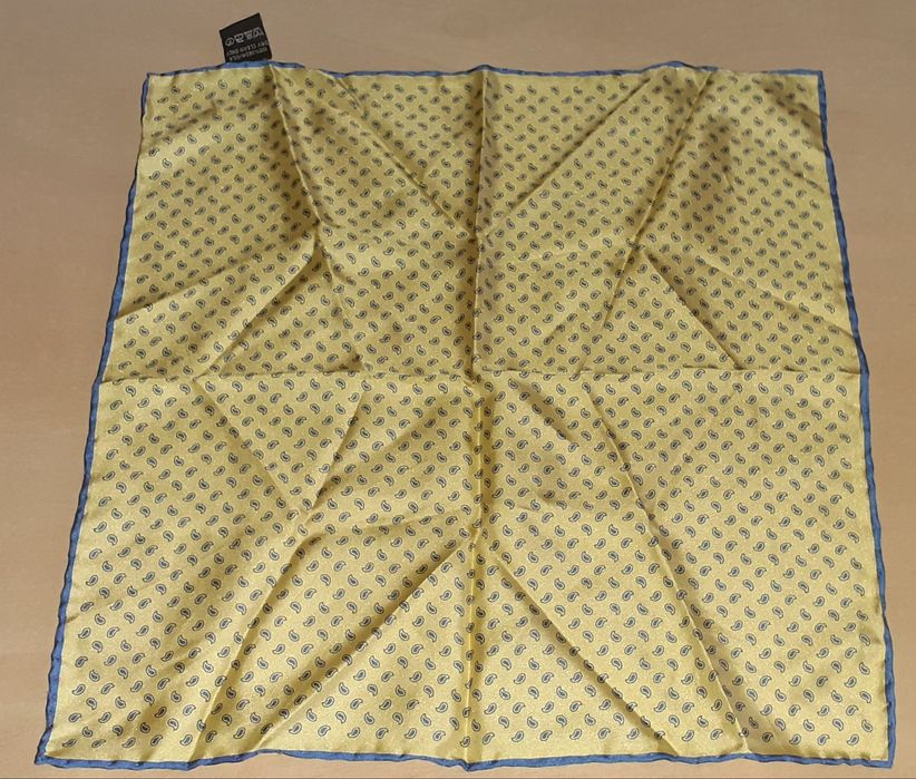 Varios Lenços - 1 é da marca Hugo Boss