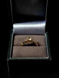 Złoty pierścionek zaręczynowy z białym szafirem i diamentami