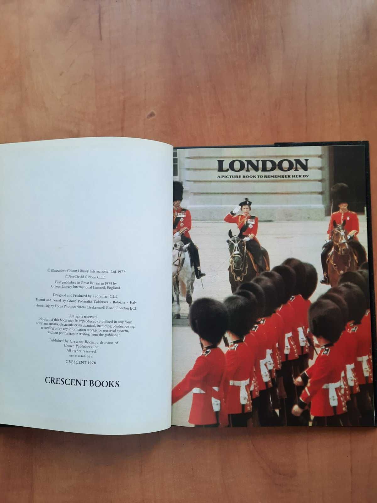LONDON. A picture book to remember her by. By Ted Smart. Фотоальбом.