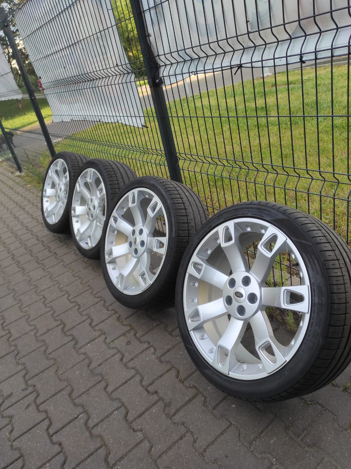 Komplet nowych felg Lad Rover Range Rover 5x120 22" 9,5j et45