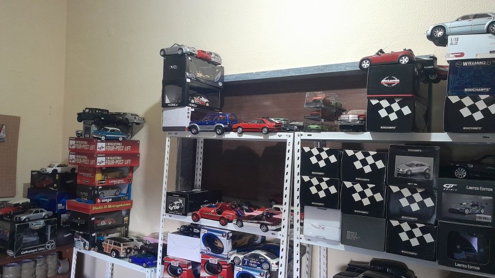 Dezenas e dezenas de miniaturas 1/18