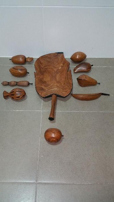 Fruteira de madeira com frutas