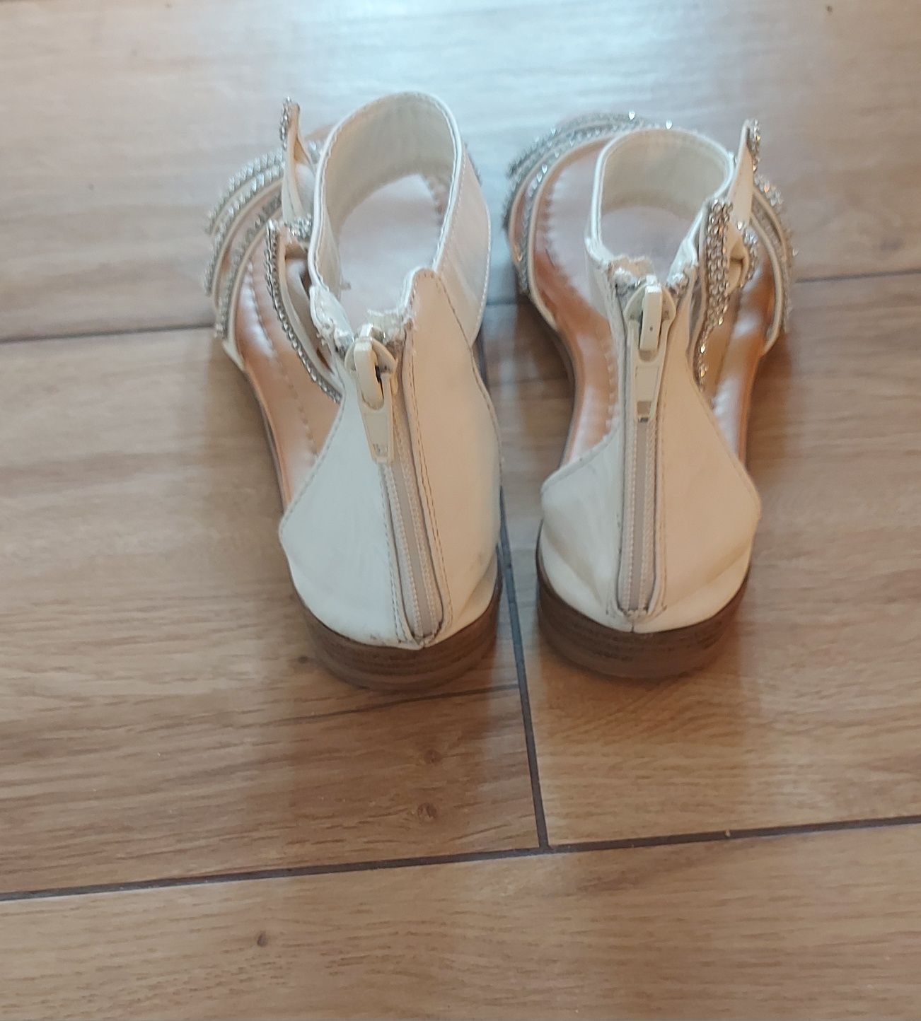 Białe sandały dla dziewczynki roz. 35