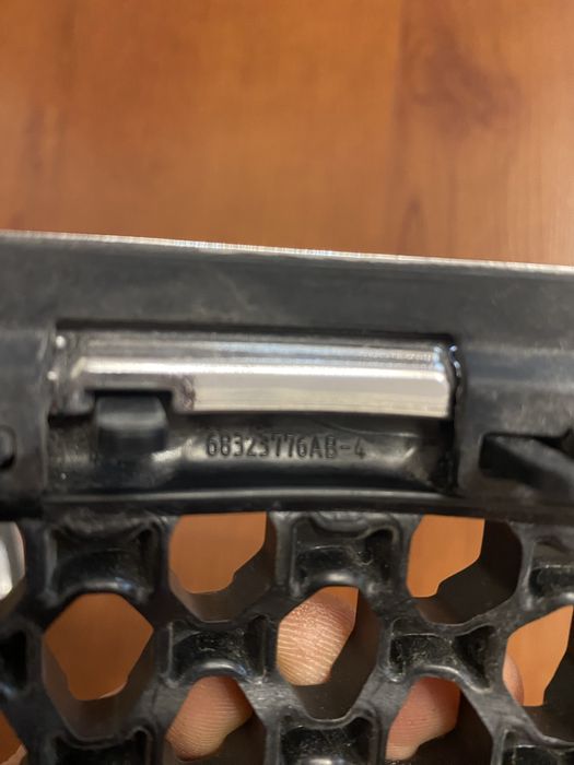 Решётка радиатора Jeep Cherokee