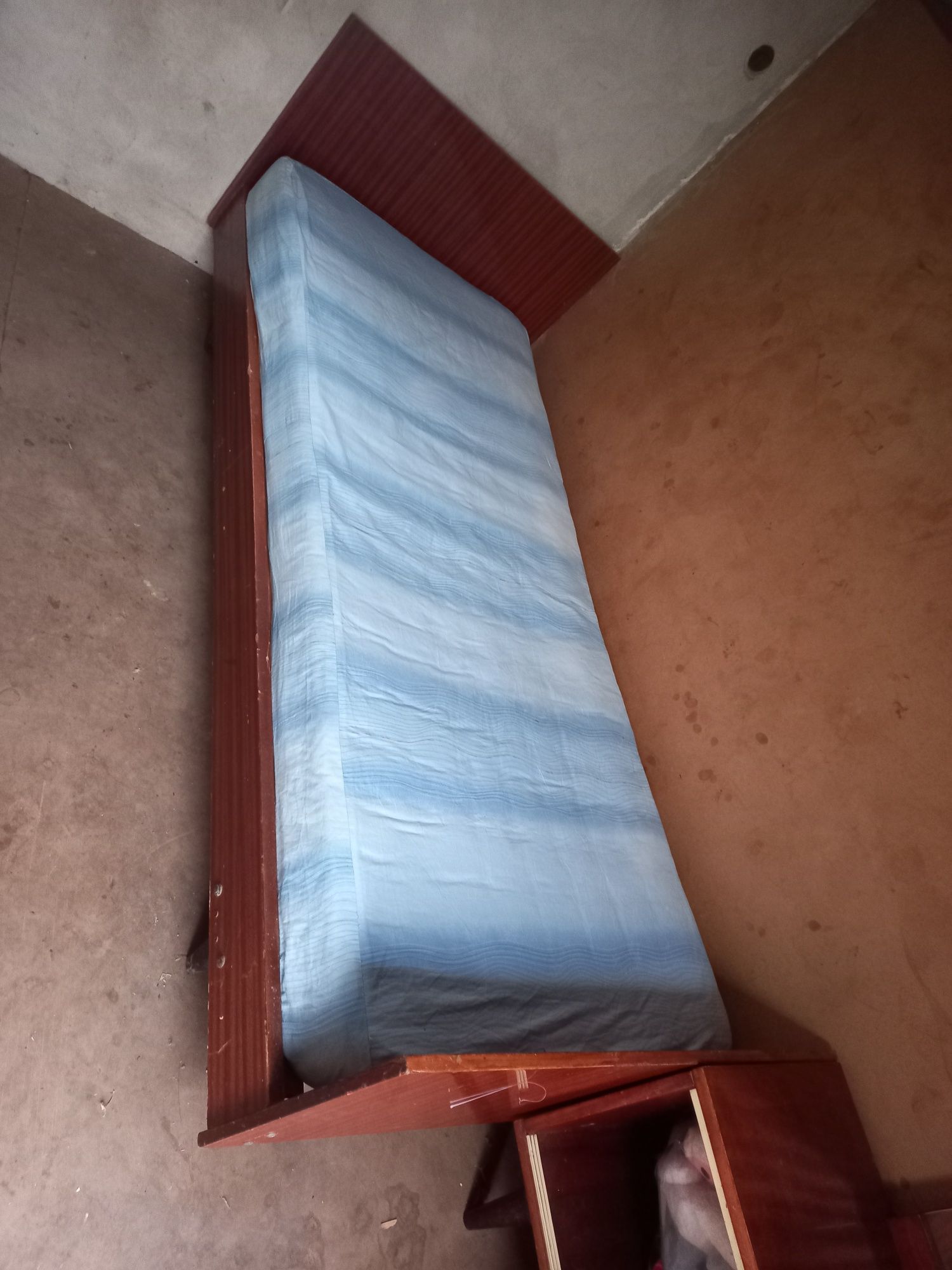 Два односпальні ліжка з матрацами