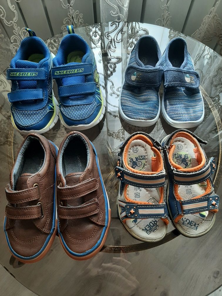 Обувь детская разных размеров.