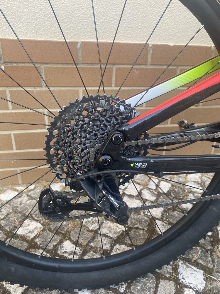 Bicicleta de carbono roda 29.