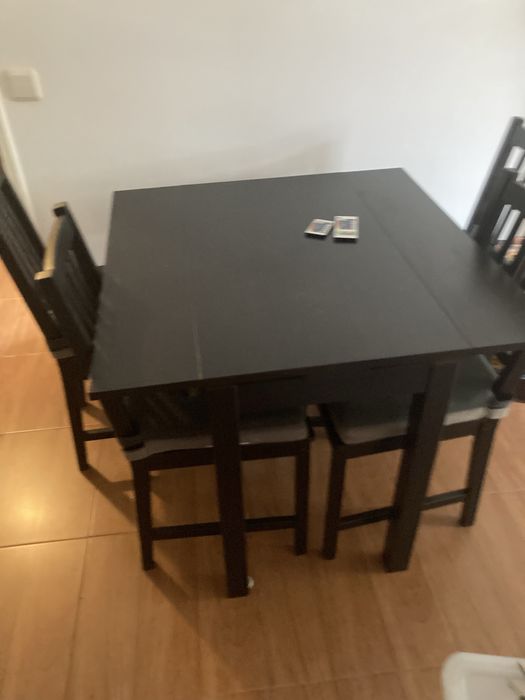 Mesa quadrada de abas e 4 cadeiras com almofadas