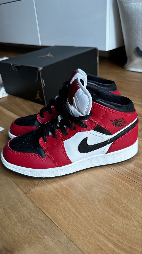 Jordan 1 Mid Chicago Black Toe