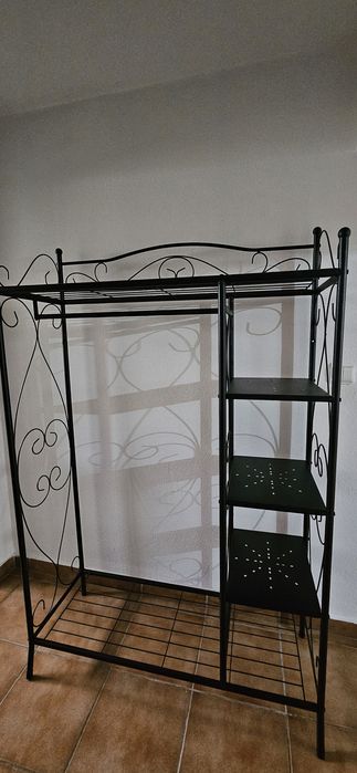 Estrutura para roupa e sapatos