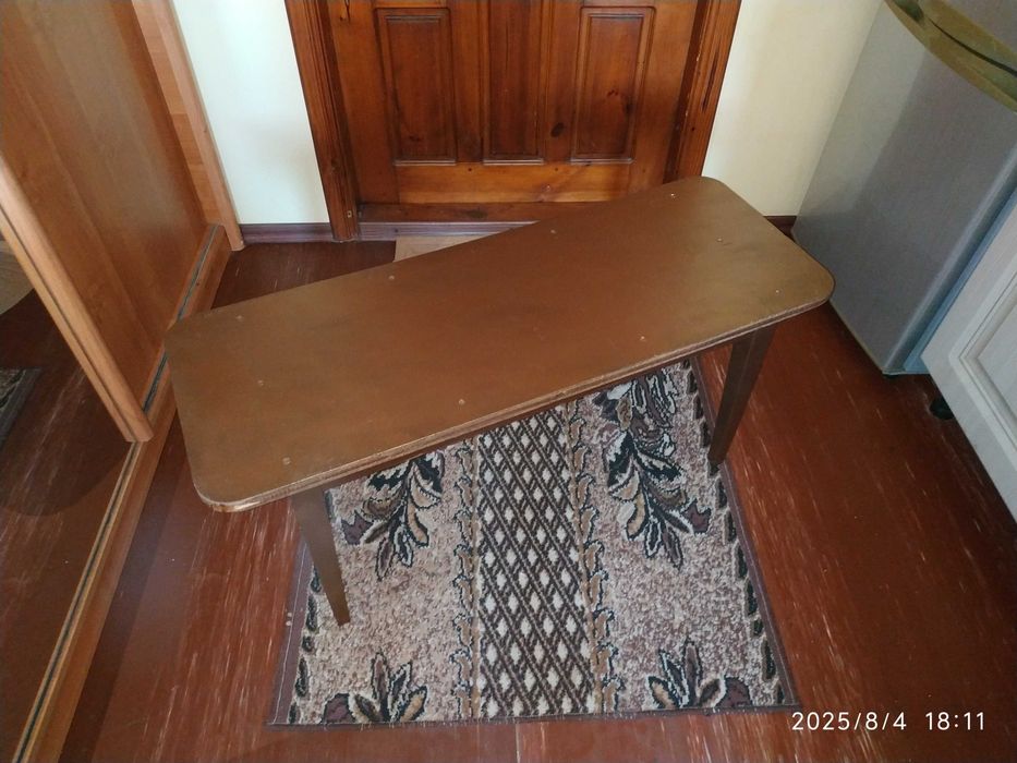 Столик невеликий, кофейный столик, стол