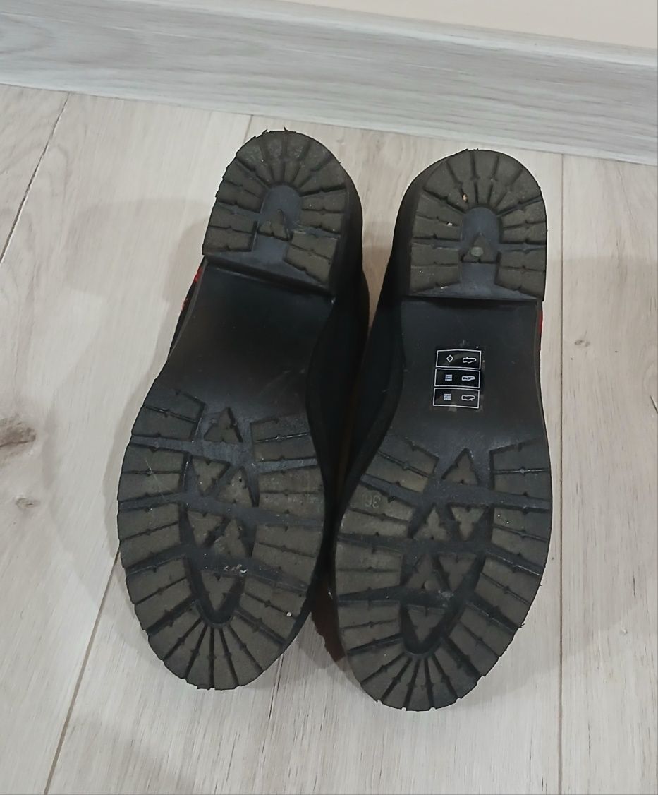 Botki do kostek z haftem po bokach