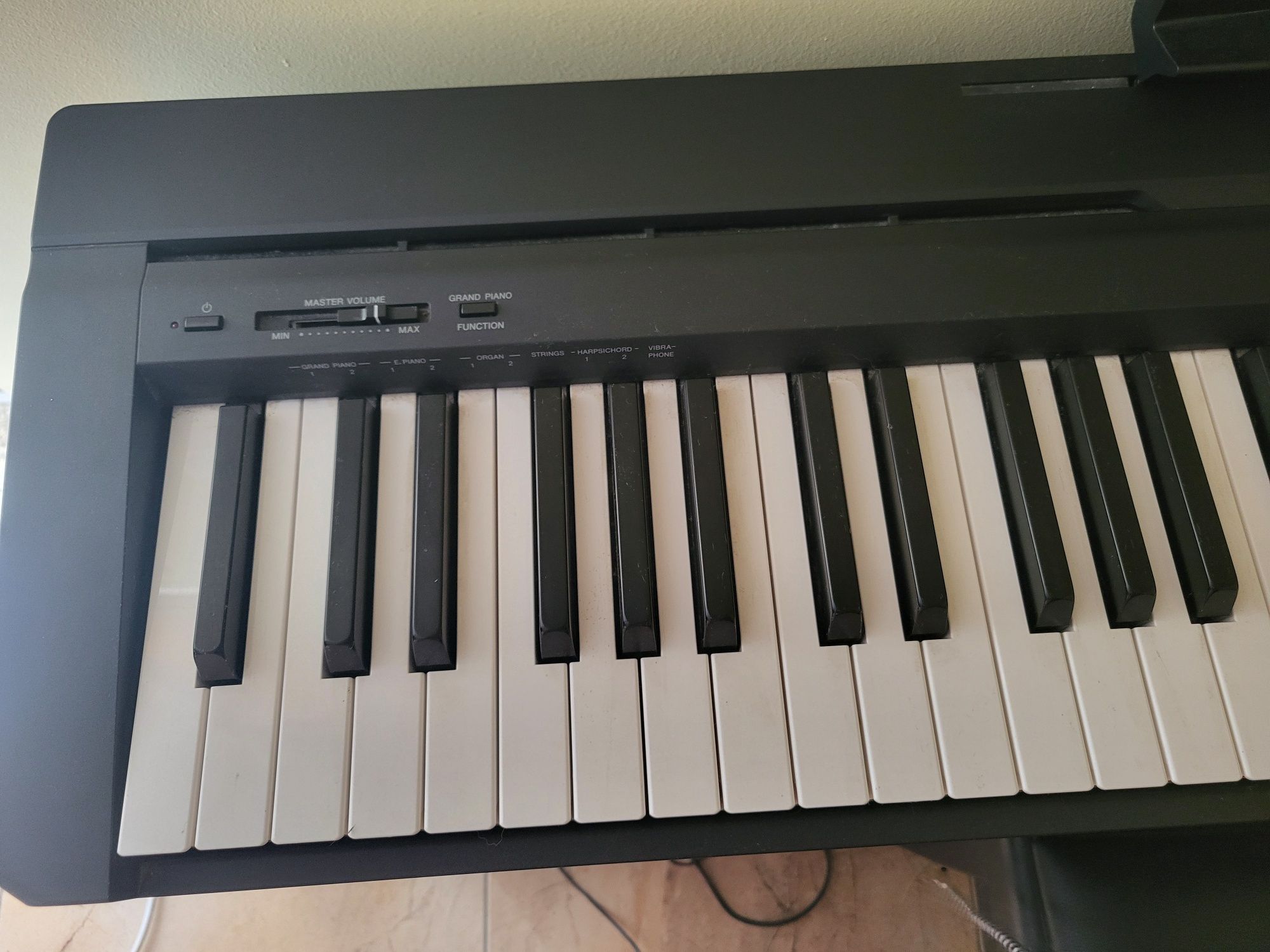 Piano yamaha P-45 com pés em madeira + banco