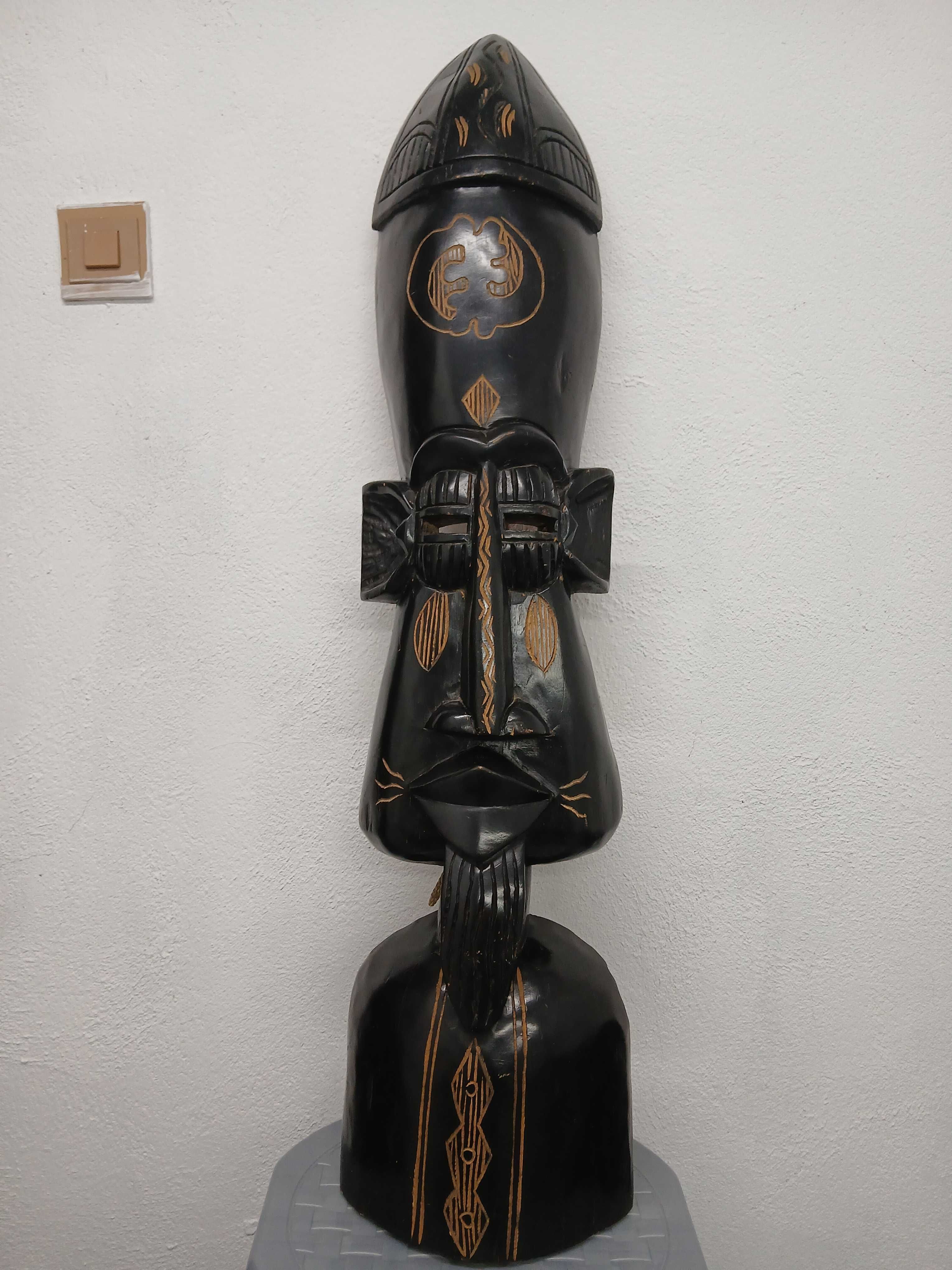 Máscara africana em ébano