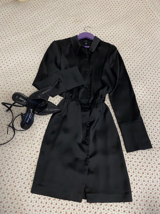 Чорна атласна сукня-сорочка