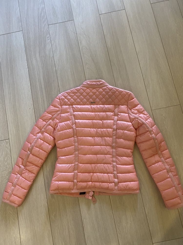 Продам куртку «Guess»