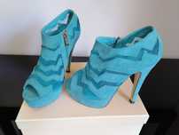 Sapato de salto azul turquesa