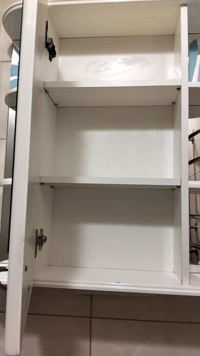 Навісна тумба в ванну.