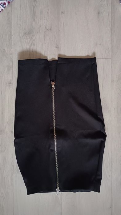 Czarna spódnica ołówkowa
