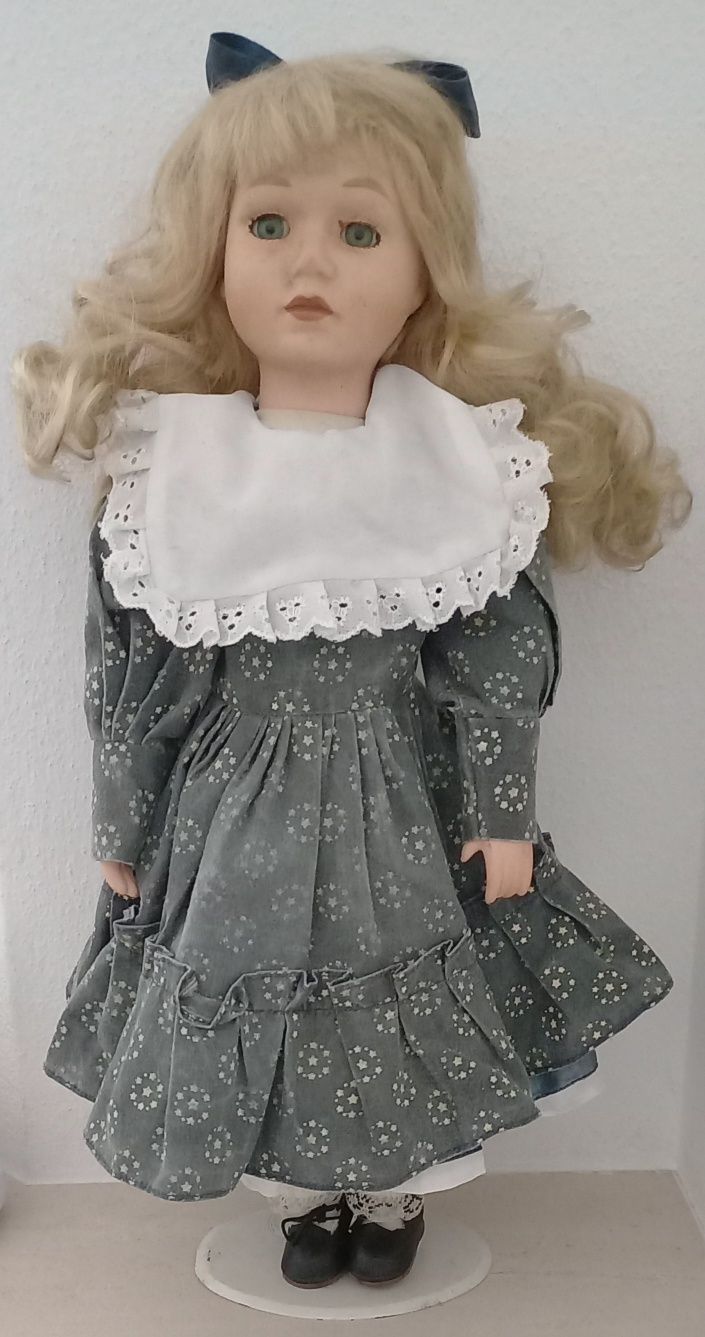 Boneca em porcelana com base