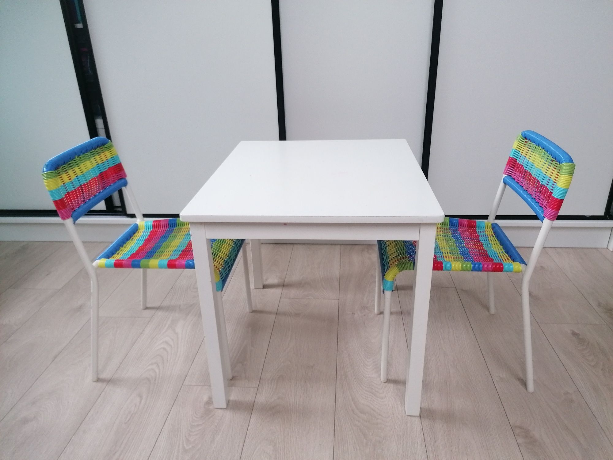 Zestaw stolik i dwa krzesełka Ikea