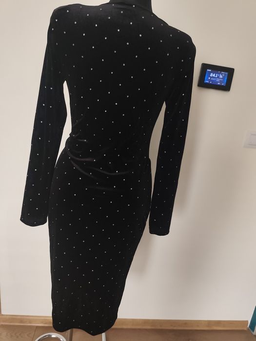 Welurowa sukienka MIDI wyszczupla 40