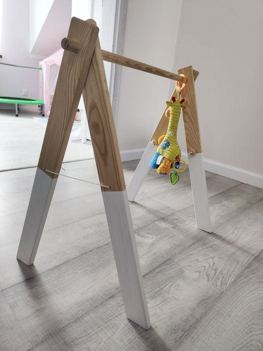 Stojak edukacyjny drewniany z żyrafką