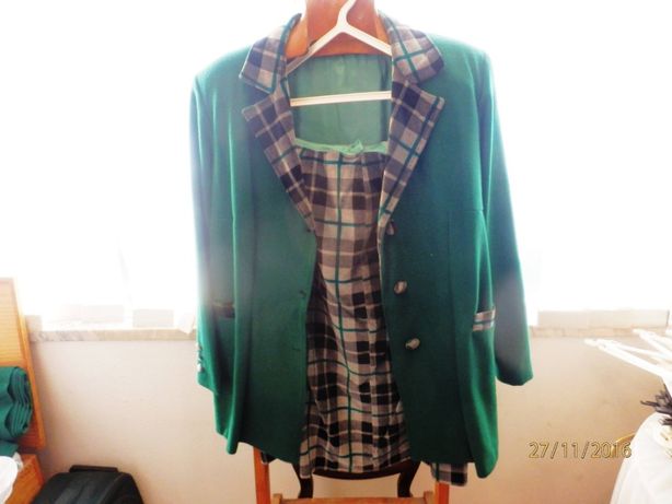 Conjunto de casaco verde e saia xadrez de senhora tamanho M