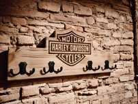 Drewniany wieszak na ubrania z logiem Harley-Davidson