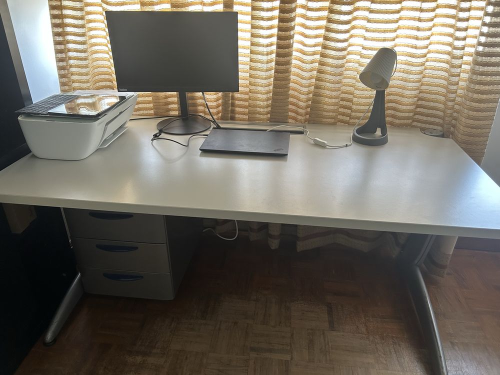 Secretária / mesa escritorio com 3 gavetas (e cadeira)