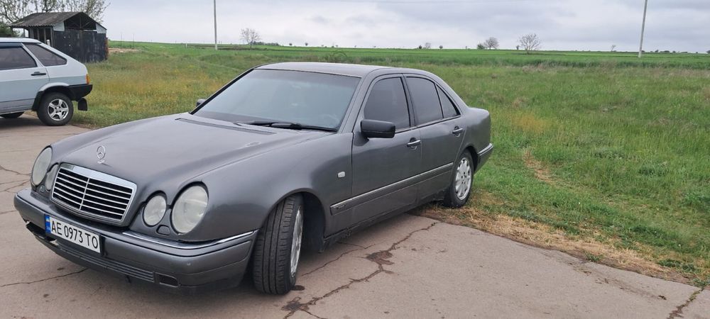 Продам мерседес 210